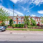 Close To A46 City Centre Sleeps 6, 5 Beds Ensuite Free Wi-Fi Queens House Inspire Homes