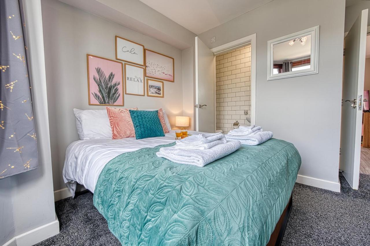 Close To A46 Centre Sleeps 6, 5 Beds Ensuite Free Wi-fi Queens House Inspire Homes Holiday home