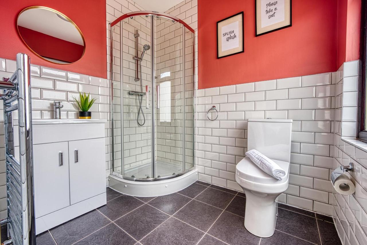 Сasa de vacaciones Close To A46 Centre Sleeps 6, 5 Beds Ensuite Free Wi-fi Queens House Inspire Homes