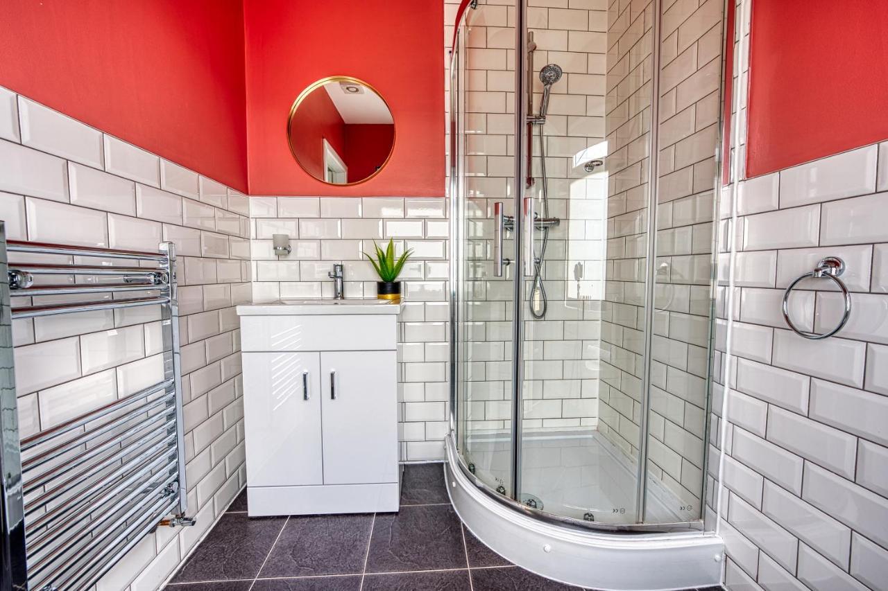 Holiday home Close To A46 Centre Sleeps 6, 5 Beds Ensuite Free Wi-fi Queens House Inspire Homes