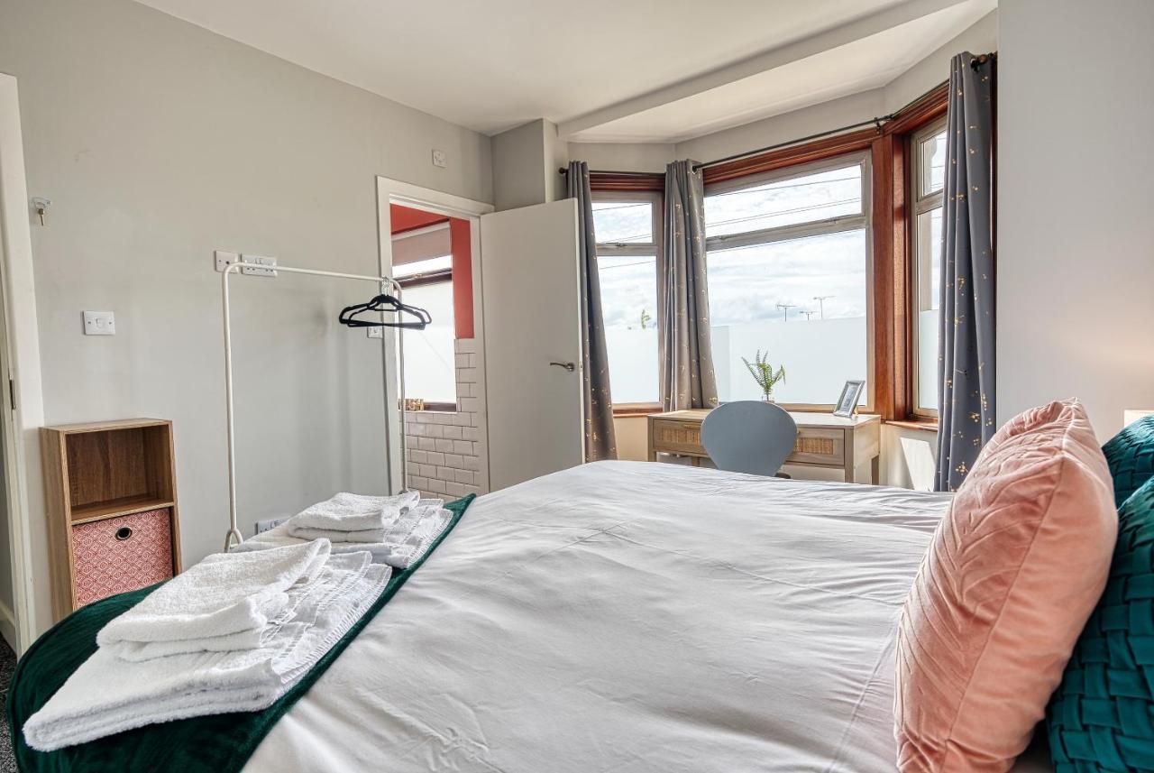 Close To A46 Centre Sleeps 6, 5 Beds Ensuite Free Wi-fi Queens House Inspire Homes Holiday home *