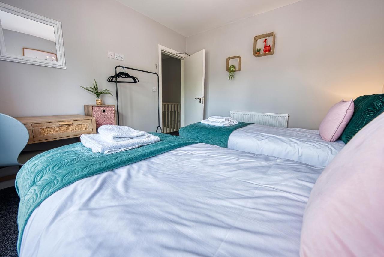 Close To A46 Centre Sleeps 6, 5 Beds Ensuite Free Wi-fi Queens House Inspire Homes Holiday home *